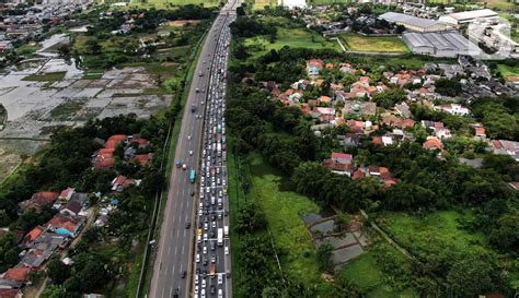 Foto Potret Udara Kemacetan Panjang Pemudik Di Pintu Tol Cikupa Arah