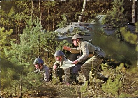 Ansichtskarte Postkarte Nva Soldaten Im Wald Panzer Im Akpool De