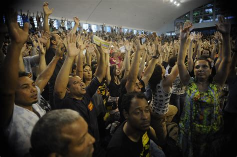 Professores Da Rede Municipal Do Rio Reunidos Em Assembleia Decidem