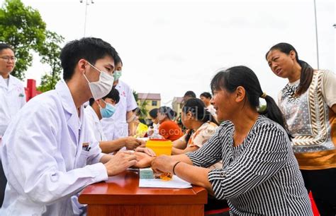 江西樟树：暑期大学生义诊进乡村 人民图片网