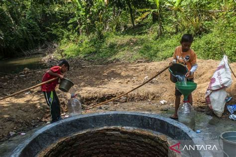 Terdampak Kemarau Lima Kampung Di Lebak Krisis Air Antara News