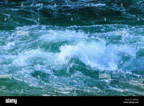 Aguas Turquesas Turbulentas Y Ondas Blancas En Fuerte Corriente