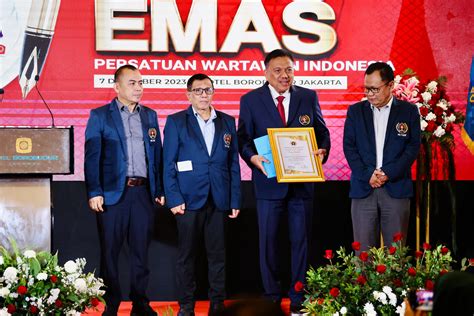 Gubernur OD Terima Penghargaan Pena Emas Monitor Sulut