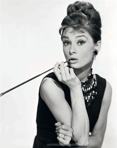 Photo 6 6 Audrey Hepburn Diamants Sur Canapé Audrey Hepburn Breakfast At Tiffanys Audrey