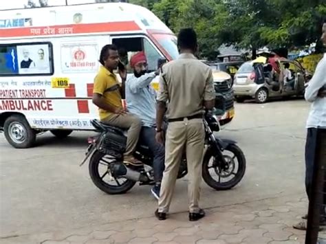 Truck Hit Bike Rider ट्रक ने बाइक सवार को मारी टक्कर गंभीर हालत में