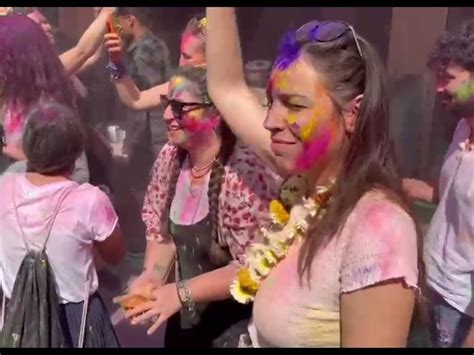 Foreign Guests Dressed In The Colors Of Traditional Holi Danced Fiercely On Dj And Dholak