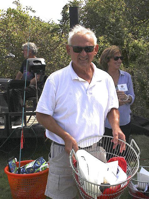 East Hampton Trustees Host St Largest Clam Contest East