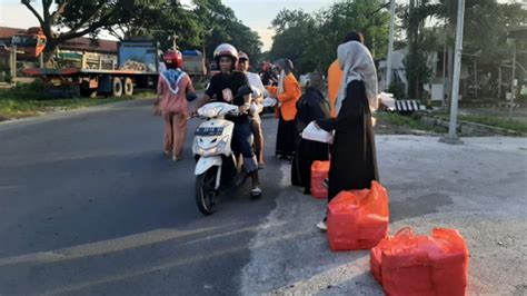 BEM STIT Raden Santri Gresik Bagikan Takjil Gratis Ke Pengguna Jalan