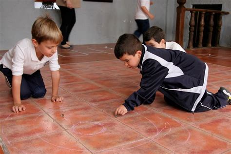 Escolares de Infantil y Primaria conocen los juegos de antaño y otras