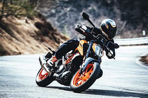 New 2017 Ktm 125 Duke And 390 Duke Hitting Dealerships Autoevolution