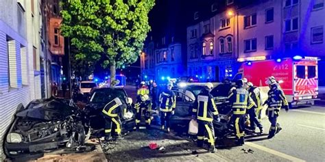 Schwerer Unfall In Bochum Riemke Schaulustige Behindern Ersthelfer