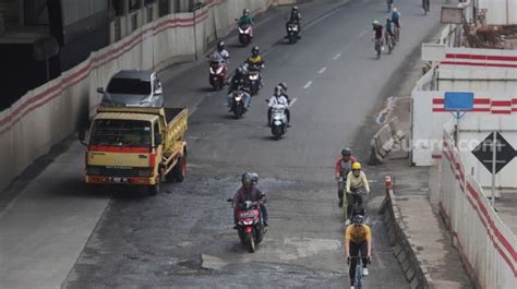 Jalan Berlubang Di Rasuna Said Bahayakan Pengendara