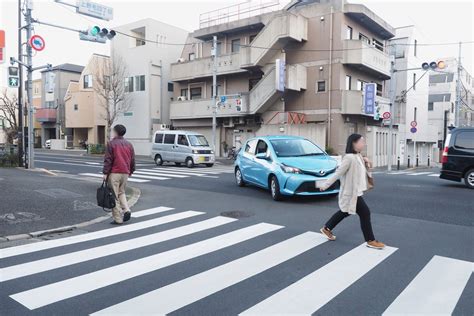 横断歩道は歩行者優先も油断は禁物 右折待ちの車がいる交差点を横断するとき、何に注意する【交通安全クイズ】｜危険予知｜jaf Mate Online