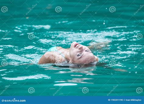 Mujer Nadando En El Mar Foto De Archivo Imagen De Recurso 190201190