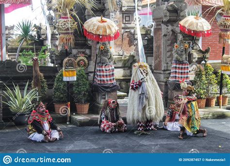 Amazing and Beautiful Traditional Balinese Dance from Indonesia ...