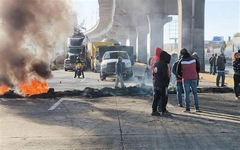 Manifestantes Bloquean Autopista México Puebla Exigiendo La Búsqueda De Persona Desaparecida