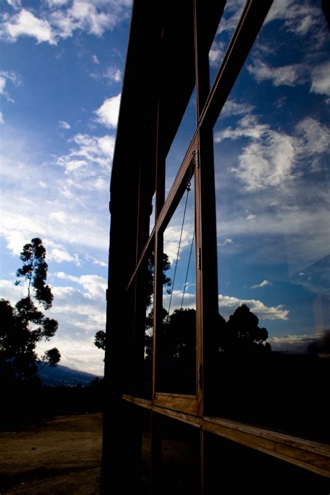 Galería De Casa Entre Muros Al Borde 21