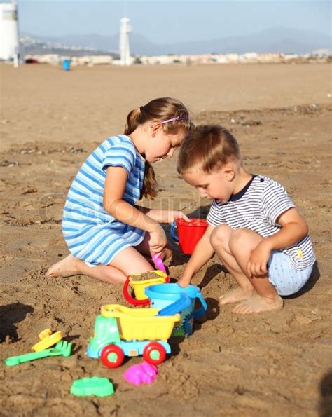 Kinder Spielen Am Strand Stock Bild Colourbox