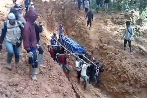 Memilukan Warga Tandu Jenazah Pendeta Sejauh Km Menyeberangi Sungai