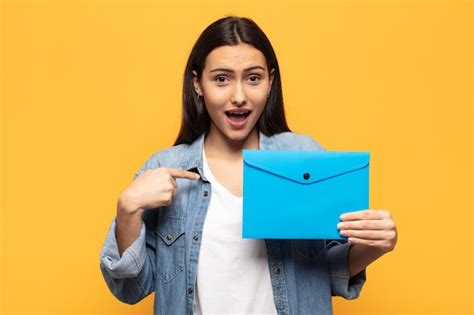 Joven Latina Que Se Siente Feliz Sorprendida Y Orgullosa Se Alando A