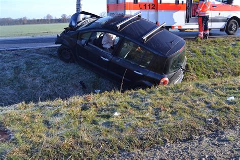 Kreis Gifhorn Schwerer Unfall Auto Fahrerin Kracht Gegen Baum News De