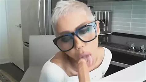 Garvad milf med stora kannor som sprutar på sin docka xHamster