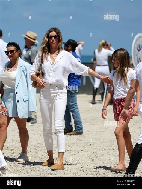 Miami Beach Fl April Gisele Bundchen And Daughter Vivian Lake