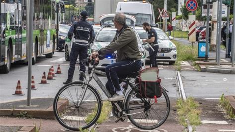 Evita Una Buca Cade E Viene Investito Da Un Auto Morto Ciclista