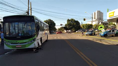 Motociclista morre após avançar sinal vermelho e colidir ônibus em