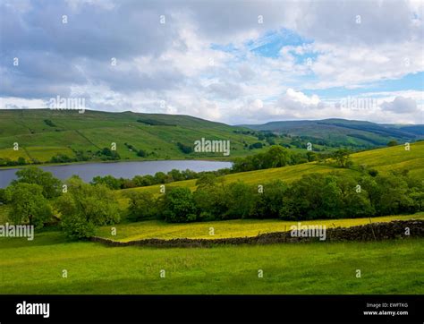 Ruins Of A Field Barn And Semerwater Wensleydale Yorkshire Dales