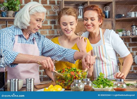 Familia Que Cocina Junto En Cocina Foto De Archivo Imagen De Padre