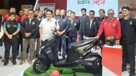 Gesits Hadirkan Motor Listrik Buat Pecinta Timnas Sepak Bola Indonesia