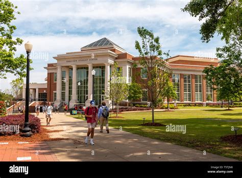 Students crossing The University of Alabama campus in front of the Ferguson Student Center Stock ...