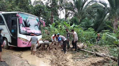 Longsor Di Jalinsum Sorkam Sibolga Akses Jalan Sempat Tertutup