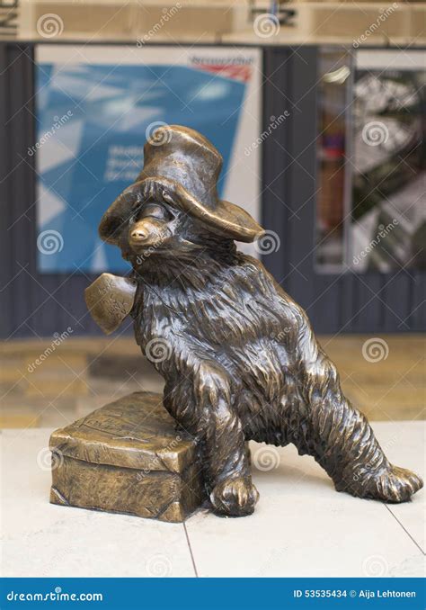 Estatua Del Oso De Paddington En La Estación De Paddington En Londres