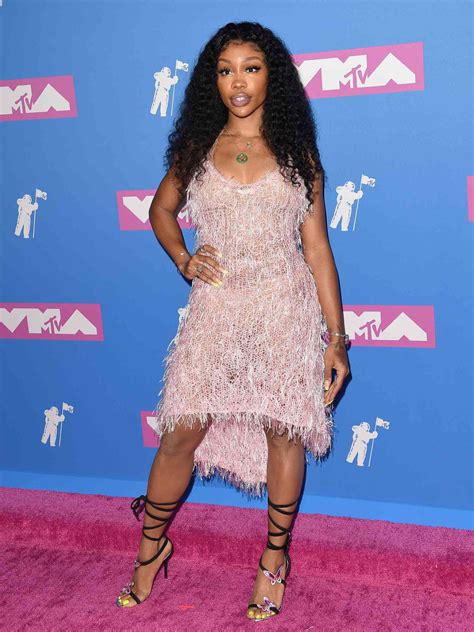 30 SZA Outfits That Highlight Her Style Journey