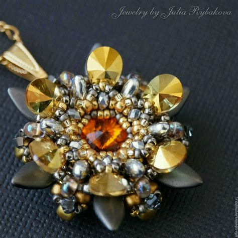 Кулон из бисера и бусин с кристаллом и подвесками Swarovski, серый в ...