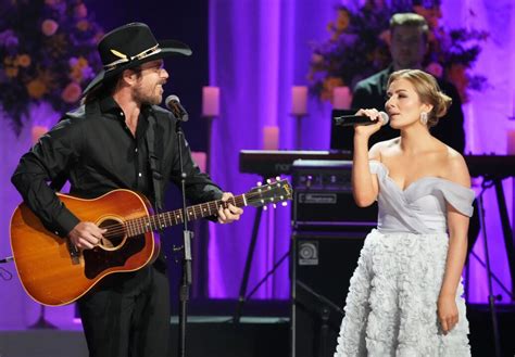 Loretta Lynn's Granddaughter Duets With Willie Nelson's Son During CMT Memorial Concert [Video]