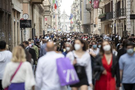 Las Mascarillas Dejaran De Ser Obligatorias Al Aire Libre En Italia