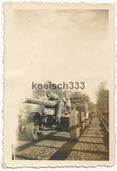 Foto Panzer Halbkette mit Artillerie Geschütz im Schlepp Sd Kfz