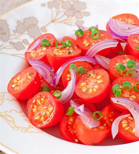 Ensalada De Tomate Cherry Con Pimienta Negra Y Cebolla Foto Premium