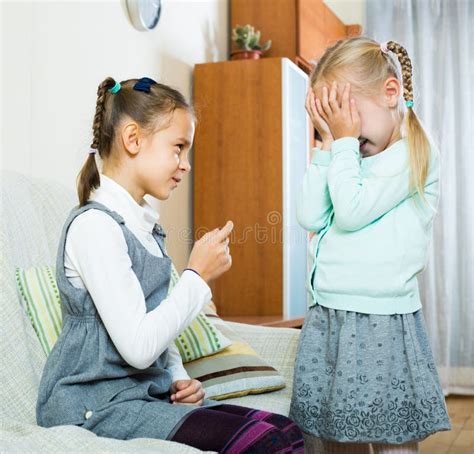 Deux Filles Jouant Avec L électricité Image stock Image du négligent