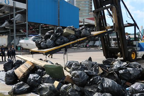 Volunt Rios Limparam Rio Cambori E Praia Central No Fim De Semana