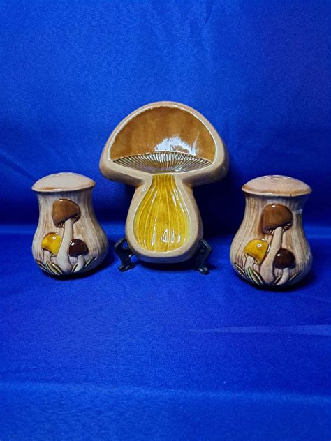 Vintage Arnels Mod Mushrooms Handpainted Ceramic Salt And Pepper