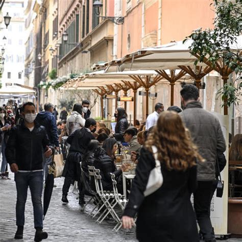 Mascherine All Aperto Da Oggi Stop All Obbligo Ma Incognita Variante