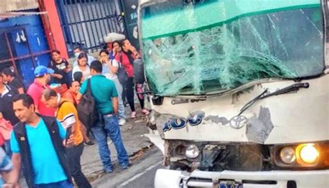 Accidente entre un microbús y un bus deja seis lesionados en Santa