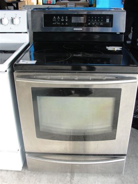 SAMSUNG STAINLESS STEEL AND BLACK GLASS TOP STOVE