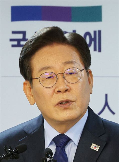 가십거리 되겠다태극기 거꾸로 달고 나온 이재명