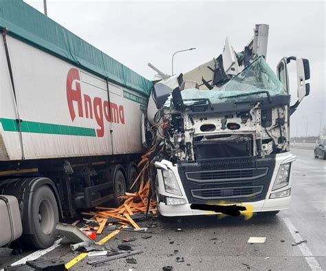 Wypadek Na Autostradzie A W Cz Stochowie Zderzy Y Si Trzy Tiry