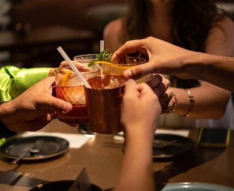 Gente Brindando Bebidas En Un Restaurante Foto Premium